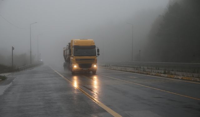 Bolu Dağı'nda sağanak ve sis etkili oldu