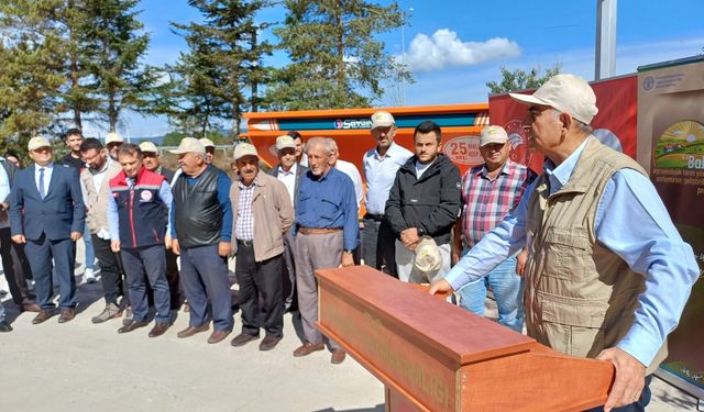 Bolu'da çiftçilere gübre dağıtma makinesi desteği