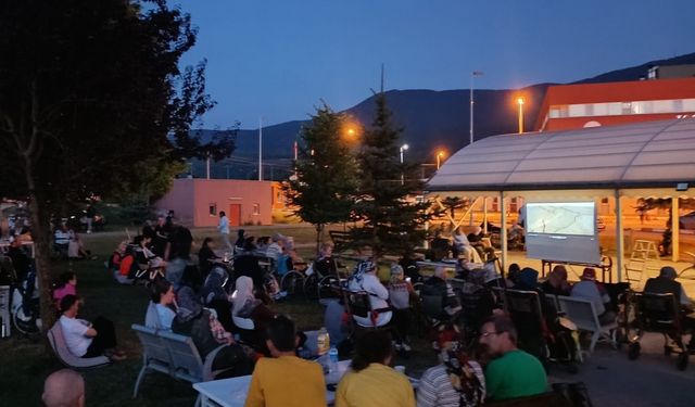 Bolu'da fizik tedavi hastaları, hobi bahçesinde toprakla ilgilenip stres atıyor