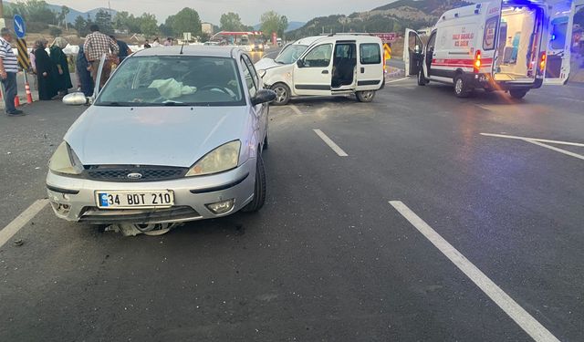 Bolu'da hafif ticari araç ile otomobilin çarpıştığı kazada 3 kişi yaralandı