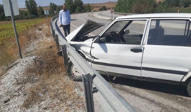 Çorum'da bariyere çarpan otomobildeki 2 kişi yaralandı