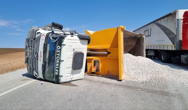 Çorum'da devrilen kamyonun sürücüsü yaralandı