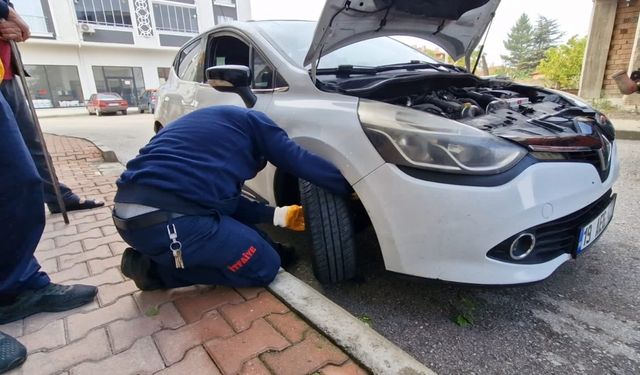 Çorum'da otomobilin motor bölümüne giren kediler sürücünün dikkati sayesinde kurtuldu