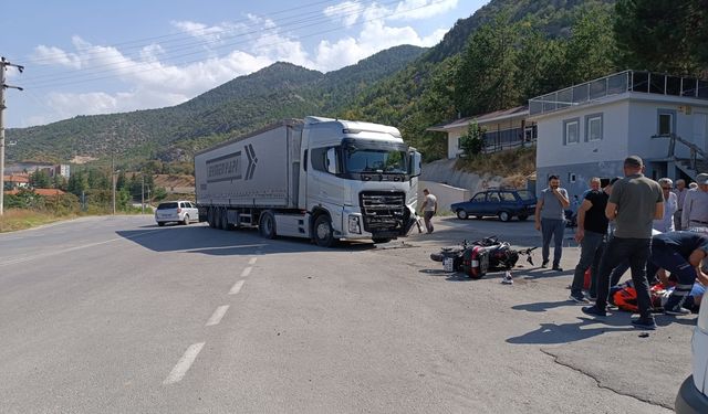 Çorum'da tırla çarpışan motosikletin sürücüsü yaralandı