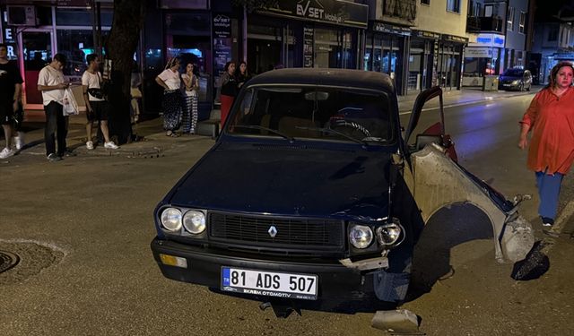 Düzce'de otomobil ile çarpışan motosikletteki 2 kişi yaralandı