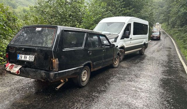 Giresun'da minibüsle otomobilin çarpıştığı kazada 3 kişi yaralandı