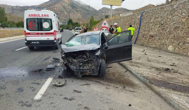 Gümüşhane'de istinat duvarına çarpan otomobildeki 3 kişi yaralandı