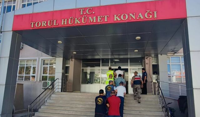 Gümüşhane'de trafik işaret levhalarını çalan 4 kişi tutuklandı