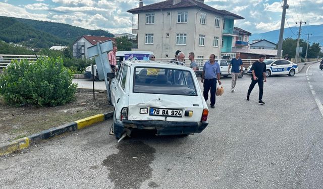 Karabük'te 2 otomobilin çarpıştığı kazada 4 kişi yaralandı