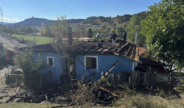 Kastamonu'da çıkan yangında 2 katlı ev kullanılamaz hale geldi