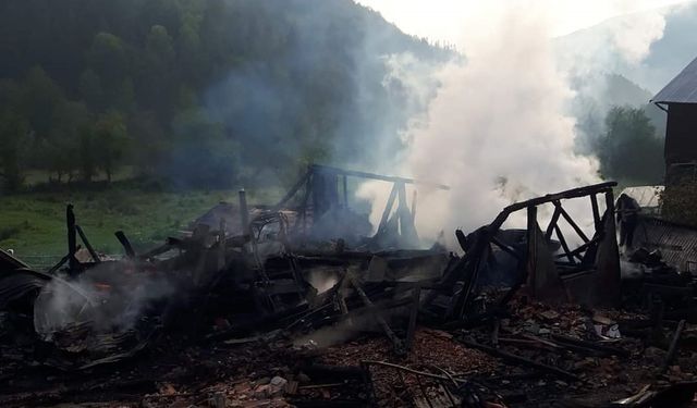 Kastamonu'da çıkan yangında 2 katlı ev ve samanlık zarar gördü