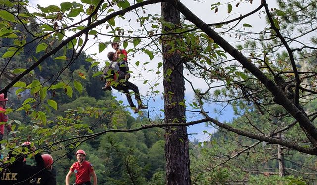 Kastamonu'da kayalıklarda mahsur kalan 2 madenci helikopterle kurtarıldı