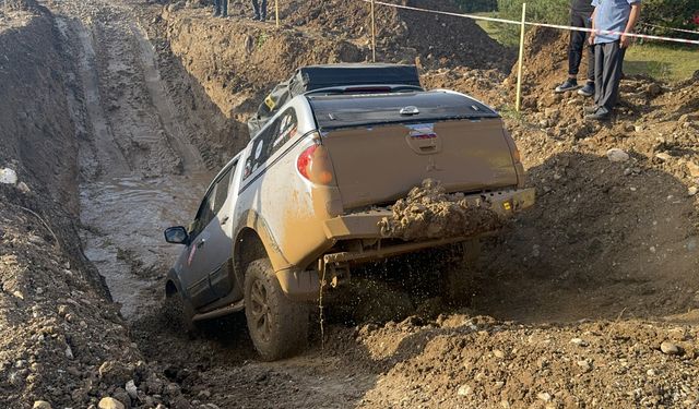 Kastamonu'da off-road araçları performans gösterisi yaptı