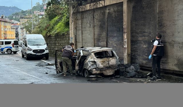 Rize'de park halindeki otomobil yandı