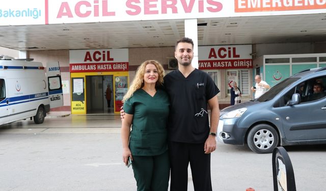 Sağlıkçı iki aile doktor çocuklarıyla aynı hastanede hizmet veriyor