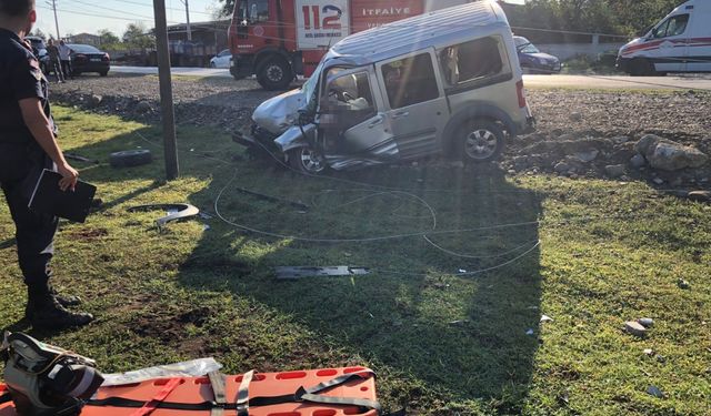 Samsun'da aydınlatma direğine çarpan hafif ticari aracın sürücüsü öldü