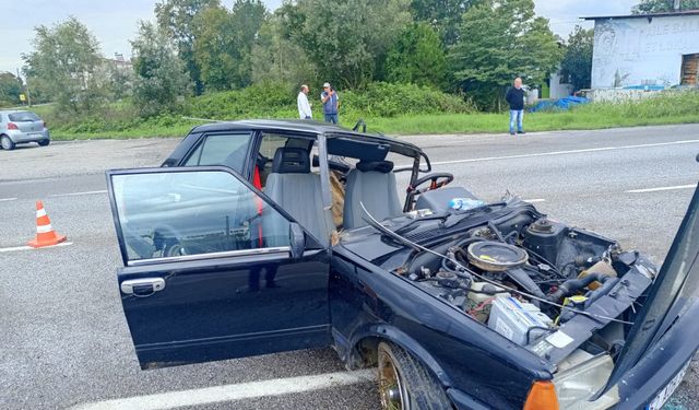 Samsun'da aydınlatma direğine çarpan otomobildeki 2 kişi yaralandı