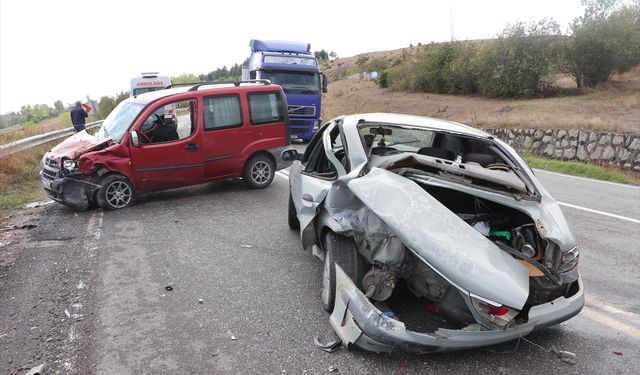 Samsun'da hafif ticari araçla otomobilin çarpıştığı kazada 4 kişi yaralandı