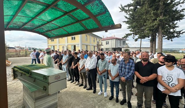 Samsun'da kuyu açarken toprak altında kalan iki işçiden biri toprağa verildi