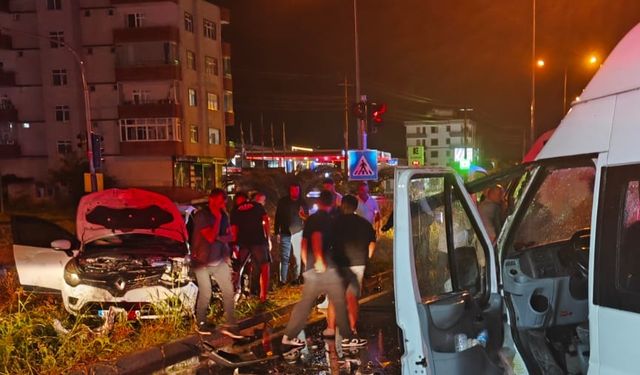 Samsun'da minibüs ile otomobilin çarpışması sonucu 5 kişi yaralandı