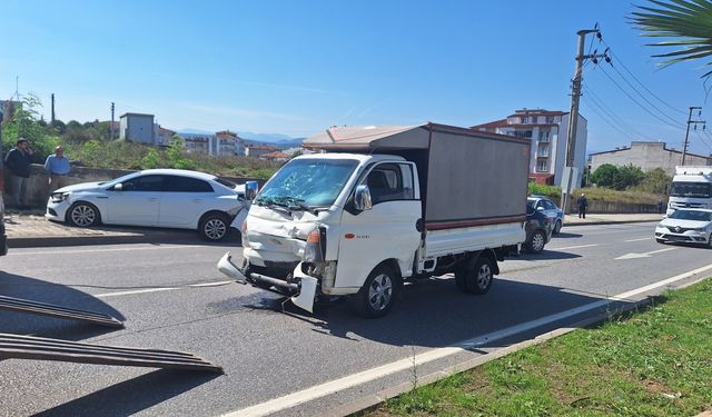 Samsun'da otomobile çarpan kamyonetteki kişi yaralandı