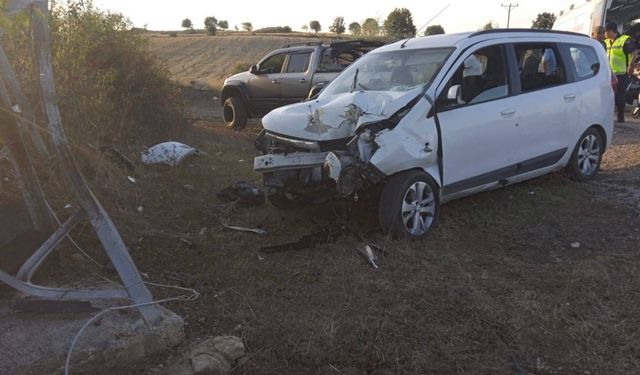 Tokat'ta elektrik direğine çarpan otomobildeki 4 kişi yaralandı