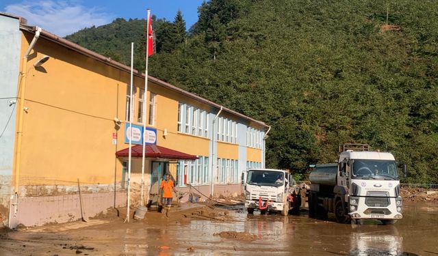 Trabzon Büyükşehir Belediyesi ekipleri selden etkilenen okulun öğrencilerine not bıraktı