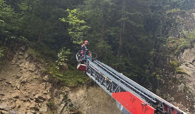 Trabzon'da kayalıklarda mahsur kalan baba ve oğlu kurtarıldı