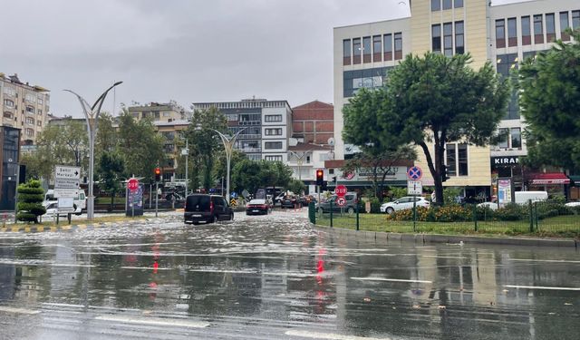 Trabzon'un Akçaabat ilçesinde sağanak etkili oldu