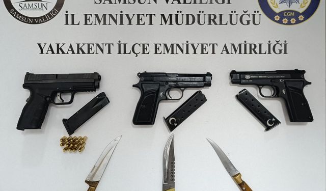 Yakakent'te 2 araçta 3 ruhsatsız tabanca ele geçirildi