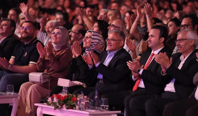 Kayseri'de Büyük Coşku: TRT Sanatçıları Şehir Konserleri Unutulmaz Bir Geceye İmza Attı