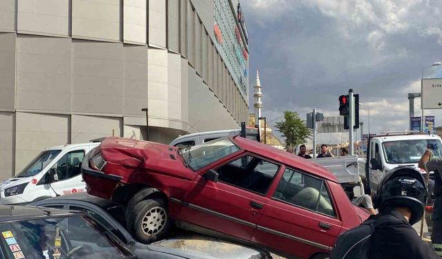 Ankara’da kontrolden çıkan araç çarptığı otomobilin üstünde asılı kaldı