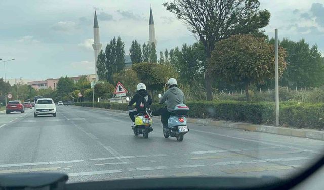 Arkadaşının bozulan motosikletini ayağı ile iten sürücü trafiği tehlikeye attı