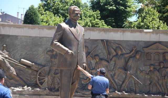 Atatürk Anıtı’na saldıran dayı-yeğen 4 yıl 4 ay ceza aldı