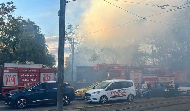 Boş arazide çıkan yangın paniğe neden oldu