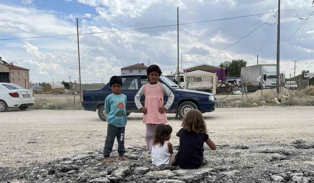 Bu mahallede yaşayanlar tozdan dolayı pencerelerini açamıyor