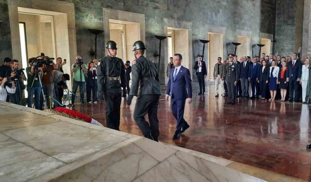 CHP Genel Başkanı Özgür Özel’in Anıtkabir Ziyareti: 101. Yılda Cumhuriyet Vurgusu