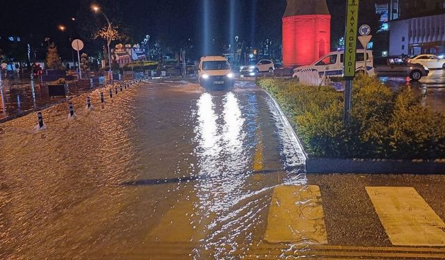 Çorum’da sağanak yağış hayatı felç etti