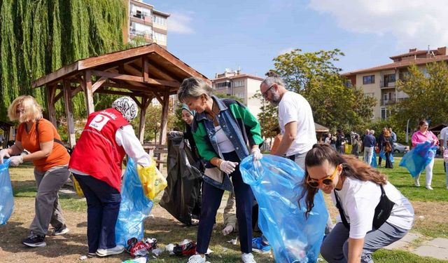 Doğaseverler, Dünya Temizlik Günü’nde çöp topladı