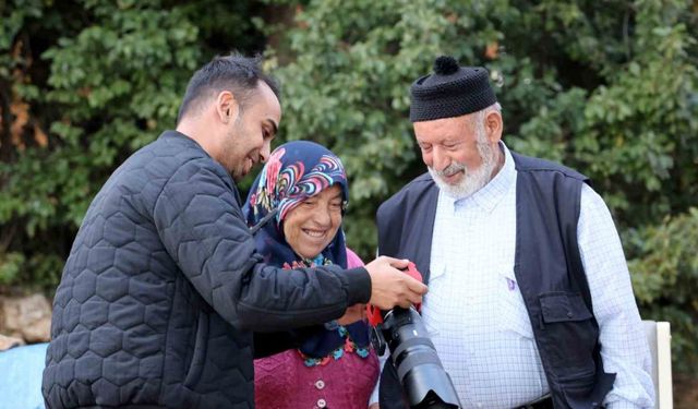 Elini hanımının omzuna koymak için izin istedi, görüntüyü milyonlarca kişi izledi