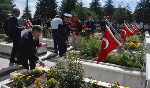 Eskişehir’in işgalden kurtuluşunun 102’nci yılında şehit kabirleri ziyaret edildi