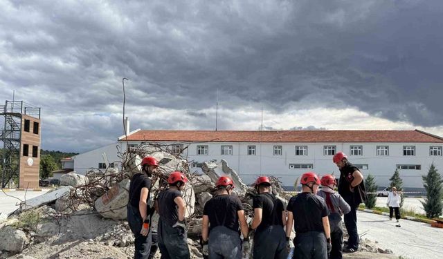 Gönüllü arama ekibinden gerçeği aratmayan tatbikat