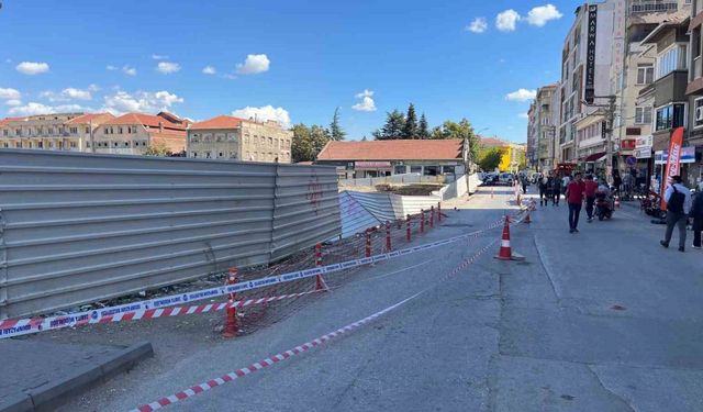 İnşaatın yanındaki yolda göçük meydana geldi