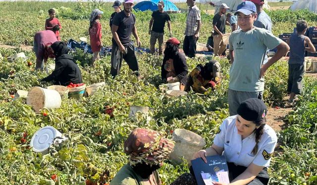 Jandarma personeli mevsimlik tarım işçilerini ziyaret etti