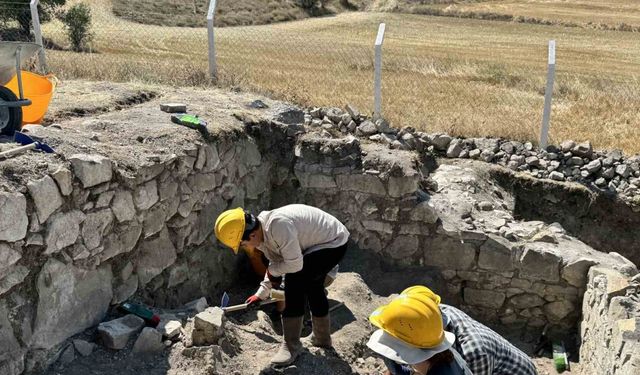 Kalehisar kazılarında gönüllü olarak görev alan öğrenciler mesleği sahada öğreniyor