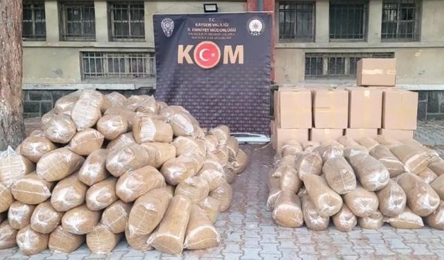 Kamyonetlerden 2 ton kaçak tütün çıktı: 2 gözaltı