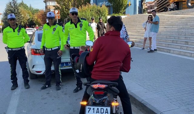 Kaskı kafası yerine koluna takan motosiklet sürücüsüne ceza