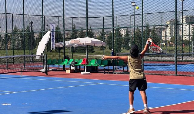 Kayseri Büyükşehir, 12 Yaş Hafta Sonu Tenis Turnuvası’na ev sahipliği yapıyor