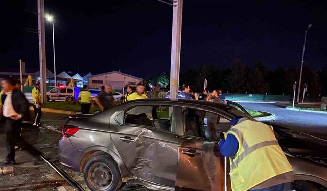 Kayseri’de kazaya karışan otomobilin sürücüsü kaçtı: 5 yaralı