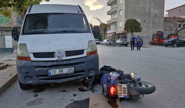 Kontrolden çıkan motosiklet ticari aracın altına girdi: 2 yaralı